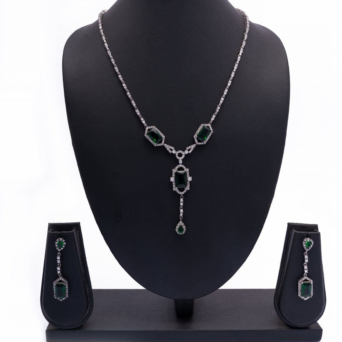 92.5 SILVER GREEN EMERALD COLOR STONE  NECKLACE WITH EARRINGS 